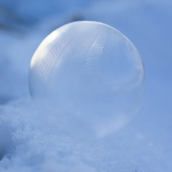 Gerahmter Druck : Eisiger Schaum in der Schneelandschaft Gerahmter Druck : Eisiger Schaum in der Schneelandschaft