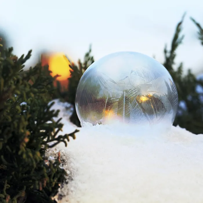 Gerahmter Druck : Eisbläschen in der Schneedecke bilden Eiskristalle, Sonnenuntergang wird darin widergespiegelt, Nordrhein-Westfalen, Deutschland Gerahmter Druck : Eisbläschen in der Schneedecke bilden Eiskristalle, Sonnenuntergang wird darin widergespiegelt, Nordrhein-Westfalen, Deutschland