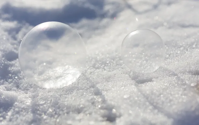 Gerahmter Druck : Eisige Seifenblasen im Schnee. Gerahmter Druck : Eisige Seifenblasen im Schnee.