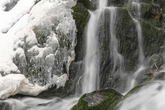 Gerahmter Druck : Eisiger Wasserfall in einem Bergbach im Winter. Gerahmter Druck : Eisiger Wasserfall in einem Bergbach im Winter.