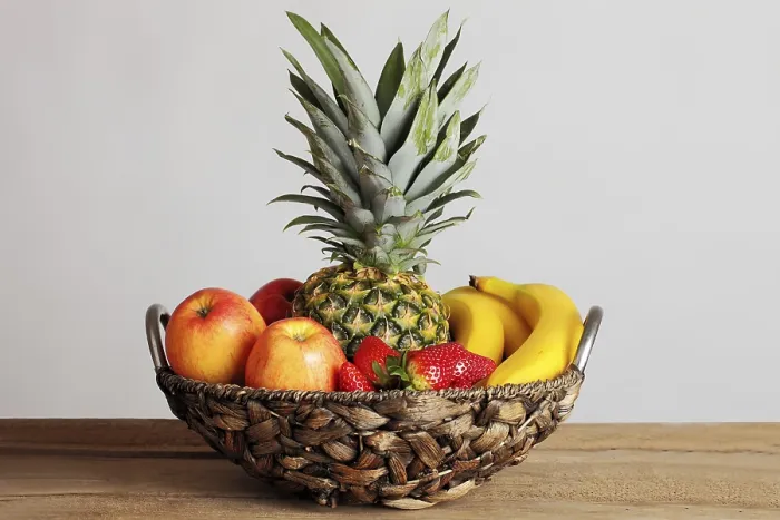 Gerahmter Druck : Obstkorbstück mit einer Ananas, Äpfeln. Gerahmter Druck : Obstkorbstück mit einer Ananas, Äpfeln.