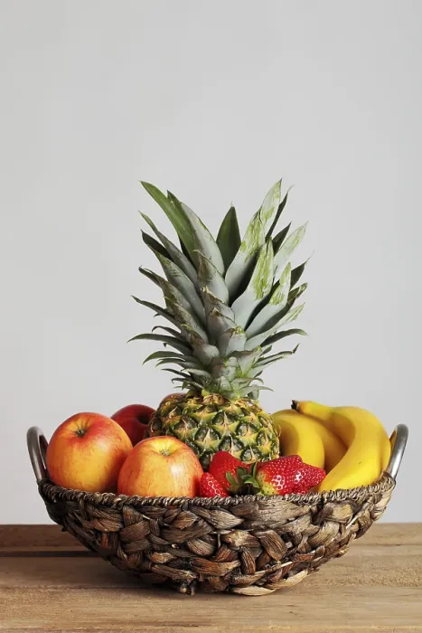 Gerahmter Druck : Obstkorbständer mit einer Ananas, Äpfeln. Gerahmter Druck : Obstkorbständer mit einer Ananas, Äpfeln.