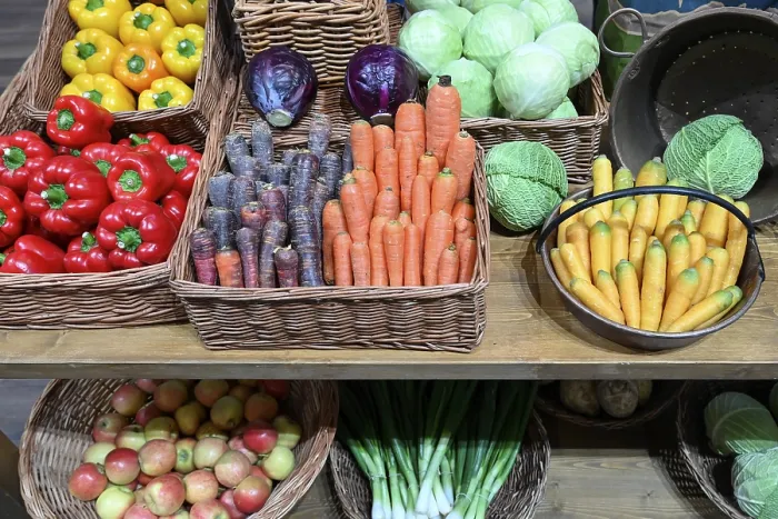 Gerahmter Druck : Obstkorbs Peperoni, Karotten. Gerahmter Druck : Obstkorbs Peperoni, Karotten.