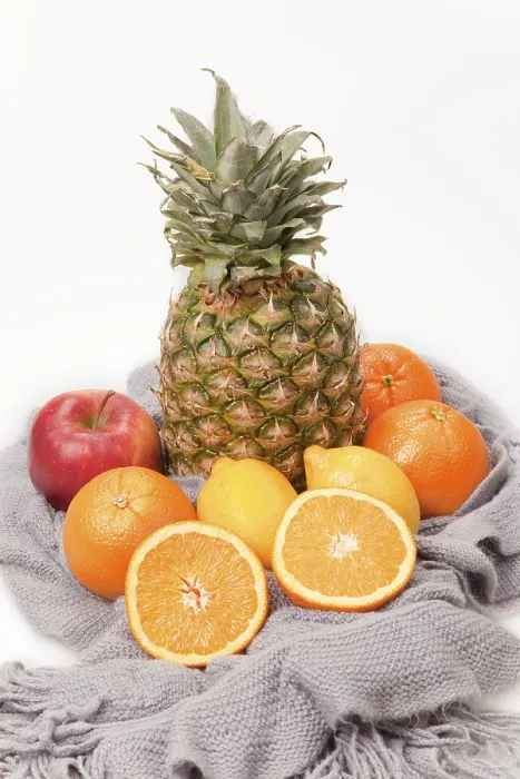Gerahmter Druck : Früchte auf einem Schal, Ananas. Gerahmter Druck : Früchte auf einem Schal, Ananas.