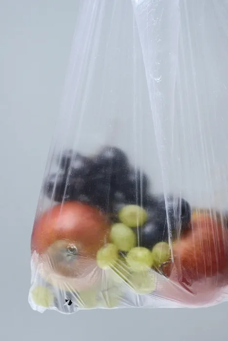 Gerahmter Druck : Frucht in Plastiktüte, Deutschland Gerahmter Druck : Frucht in Plastiktüte, Deutschland