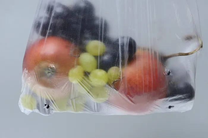 Gerahmter Druck : Obst in Plastiktüte, Deutschland. Gerahmter Druck : Obst in Plastiktüte, Deutschland.