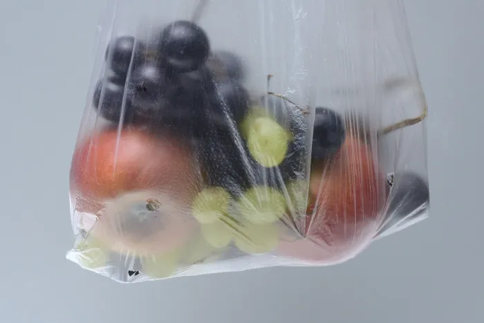 Gerahmter Druck : Obst in einem Plastikbeutel, Deutschland Gerahmter Druck : Obst in einem Plastikbeutel, Deutschland