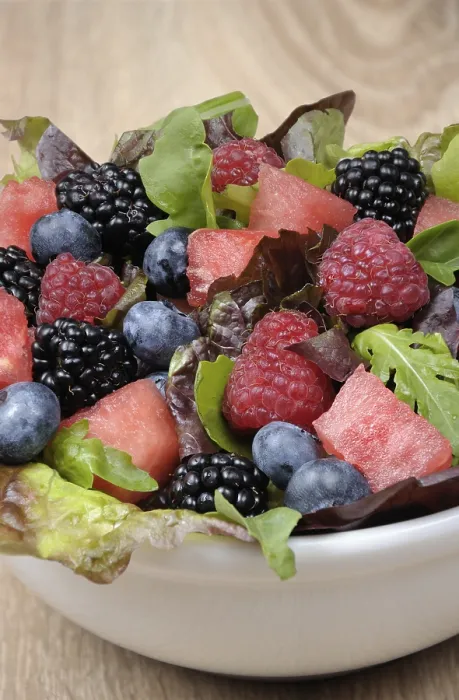 Gerahmter Druck : Obstsalat mit Brombeere, Erdbeere. Gerahmter Druck : Obstsalat mit Brombeere, Erdbeere.