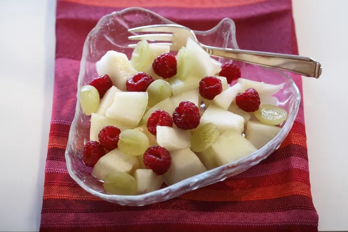 Gerahmter Druck : Obstsalat mit Honigdornmelon. Gerahmter Druck : Obstsalat mit Honigdornmelon.