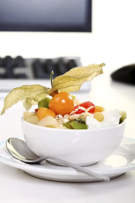 Gerahmter Druck : Ein Obstsalat im Büro. Gerahmter Druck : Ein Obstsalat im Büro.
