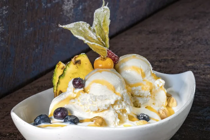 Gerahmter Druck : Obst-Sundae auf braunem Hintergrund. Gerahmter Druck : Obst-Sundae auf braunem Hintergrund.