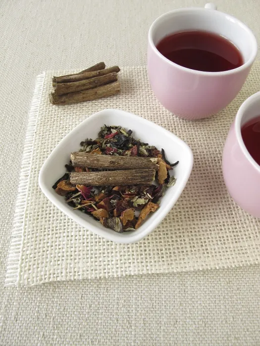 Gerahmter Druck : Obsttee mit Litschirwurzel. Gerahmter Druck : Obsttee mit Litschirwurzel.