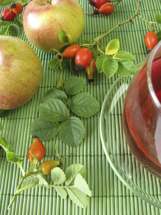 Gerahmter Druck : Obsttee mit Rosenkirschen und Äpfeln. Gerahmter Druck : Obsttee mit Rosenkirschen und Äpfeln.