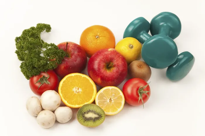 Gerahmter Druck : Obst und Gemüse mit zwei Hanteln. Gerahmter Druck : Obst und Gemüse mit zwei Hanteln.