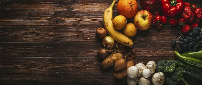 Gerahmter Druck : Obst und Gemüse auf einem Holztisch. Gerahmter Druck : Obst und Gemüse auf einem Holztisch.