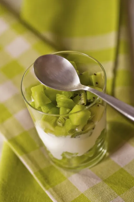 Gerahmter Druck : Obstjoghurt in einem Glas. Gerahmter Druck : Obstjoghurt in einem Glas.