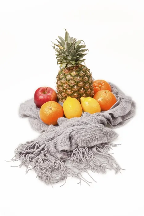 Gerahmter Druck : Früchte auf einem Tuch präsentiert, eine Ananas.