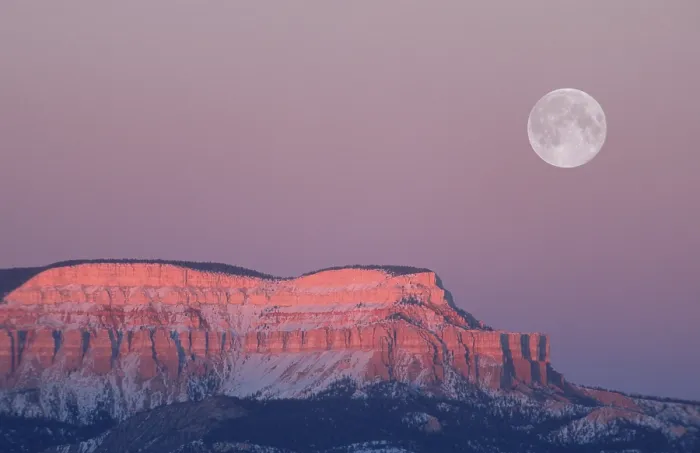 Gerahmter Druck : Vollmond über Sandsteinformation. Gerahmter Druck : Vollmond über Sandsteinformation.