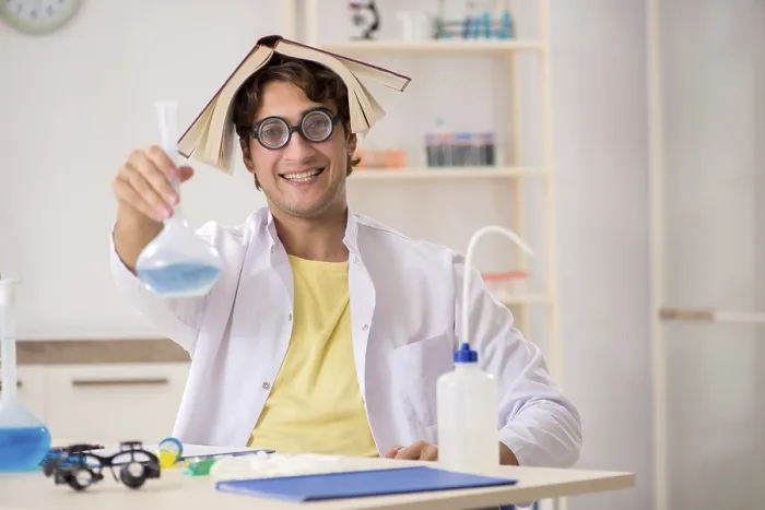 Gerahmter Druck : Humorvoller verrückter Chemiker macht Experimente und Tests. Gerahmter Druck : Humorvoller verrückter Chemiker macht Experimente und Tests.
