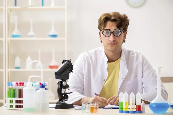 Gerahmter Druck : Lustiger verrückter Chemiker macht Experimente und Tests. Gerahmter Druck : Lustiger verrückter Chemiker macht Experimente und Tests.