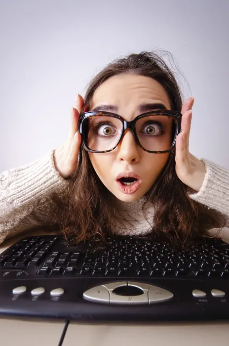 Gerahmter Druck : Humorvolle Nerdmädchen arbeitet an Computer. Gerahmter Druck : Humorvolle Nerdmädchen arbeitet an Computer.