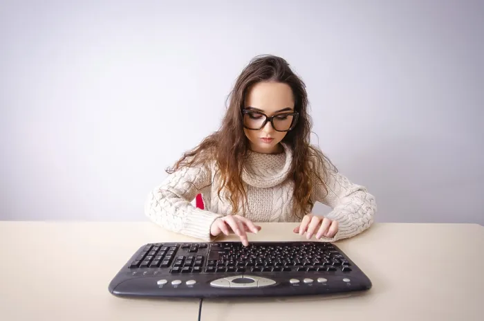 Gerahmter Druck : Humorvolle Nerdmädchen arbeitet an Computer. Gerahmter Druck : Humorvolle Nerdmädchen arbeitet an Computer.