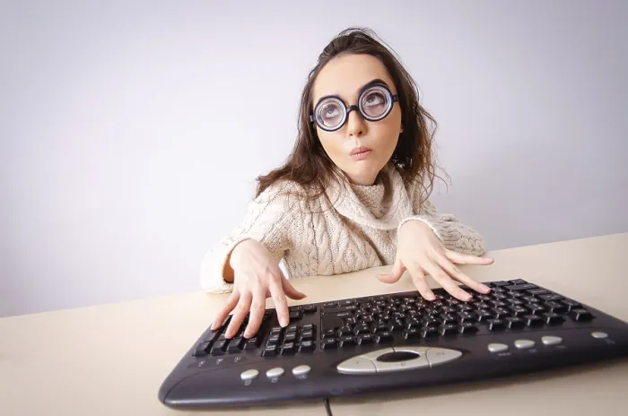 Gerahmter Druck : Komische Nerdmädchen arbeitet an Computer. Gerahmter Druck : Komische Nerdmädchen arbeitet an Computer.