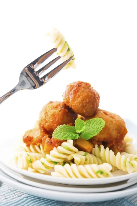 Gerahmter Druck : Fusilli auf Gabel, Fleischballen-Fusilli als Hintergrund. Gerahmter Druck : Fusilli auf Gabel, Fleischballen-Fusilli als Hintergrund.