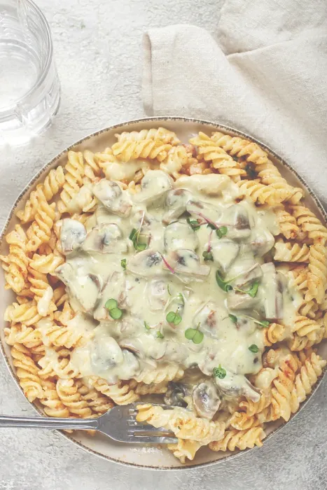 Gerahmter Druck : Fusilli-Pasta mit Champignons. Gerahmter Druck : Fusilli-Pasta mit Champignons.