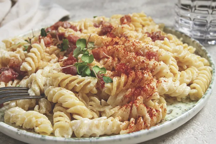 Gerahmter Druck : Fusilli-Pasta mit Käse und Speck. Gerahmter Druck : Fusilli-Pasta mit Käse und Speck.