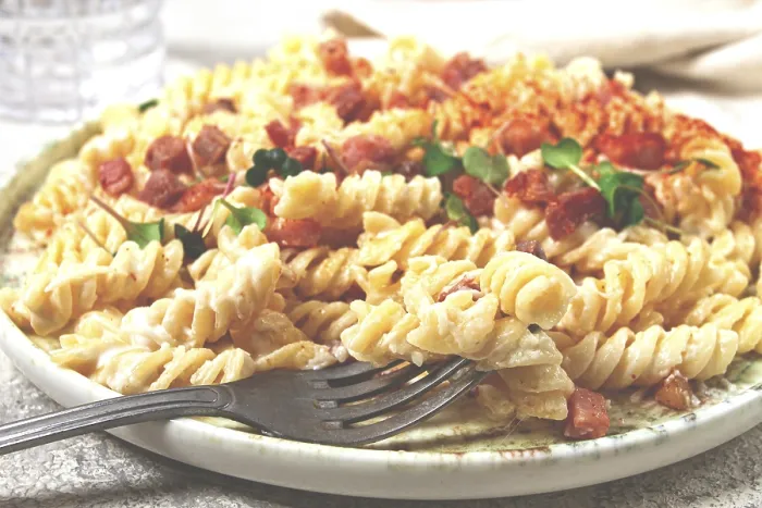 Gerahmter Druck : Fusilli-Pasta mit Käse und Speck. Gerahmter Druck : Fusilli-Pasta mit Käse und Speck.