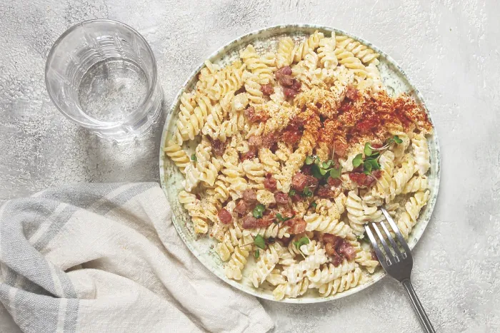 Gerahmter Druck : Fusilli-Pasta mit Käse und Speck, hergestellt zu Hause Gerahmter Druck : Fusilli-Pasta mit Käse und Speck, hergestellt zu Hause