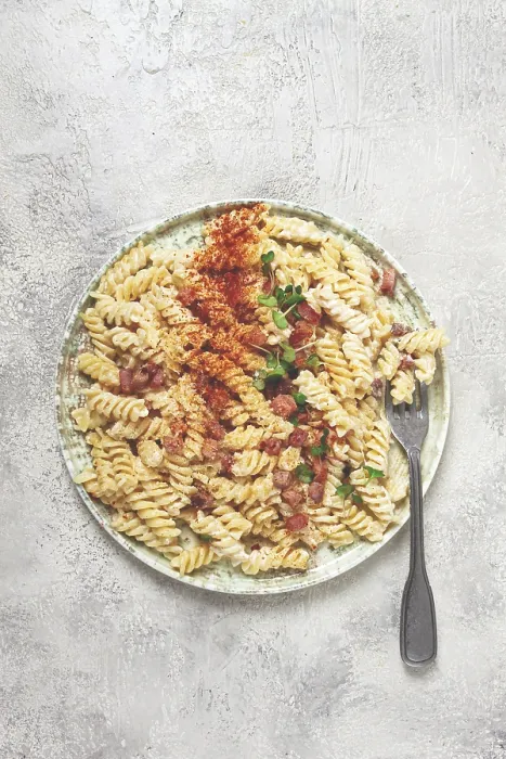 Gerahmter Druck : Fusilli-Pasta mit Käse und Speck. Gerahmter Druck : Fusilli-Pasta mit Käse und Speck.