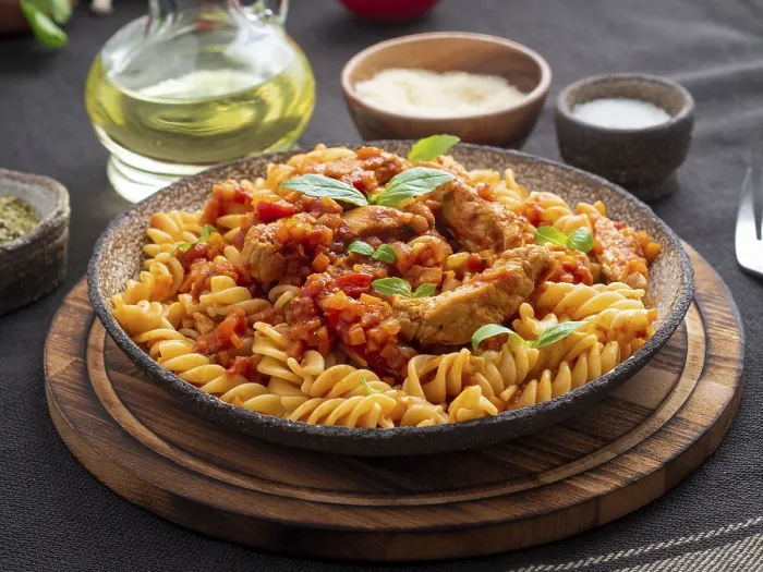 Gerahmter Druck : Fusilli-Pasta mit Tomatensauce. Gerahmter Druck : Fusilli-Pasta mit Tomatensauce.
