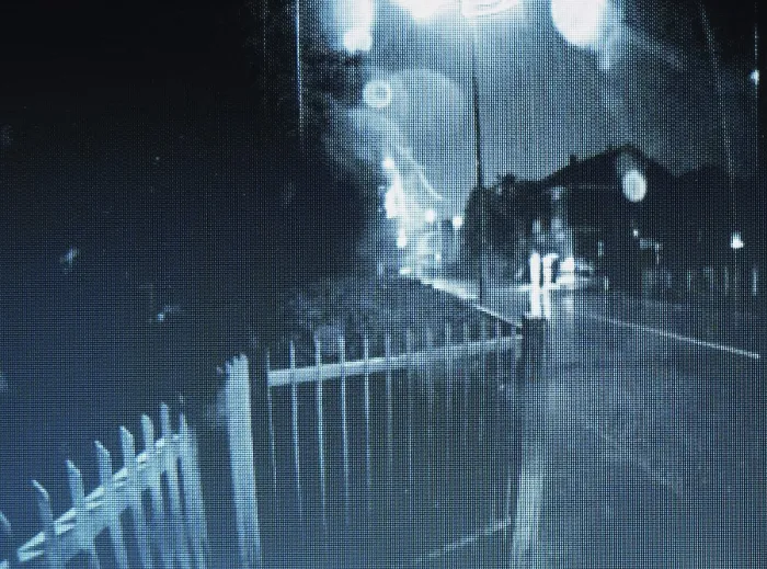 Gerahmter Druck : Fuzzy CCTV-Still. Gerahmter Druck : Fuzzy CCTV-Still.
