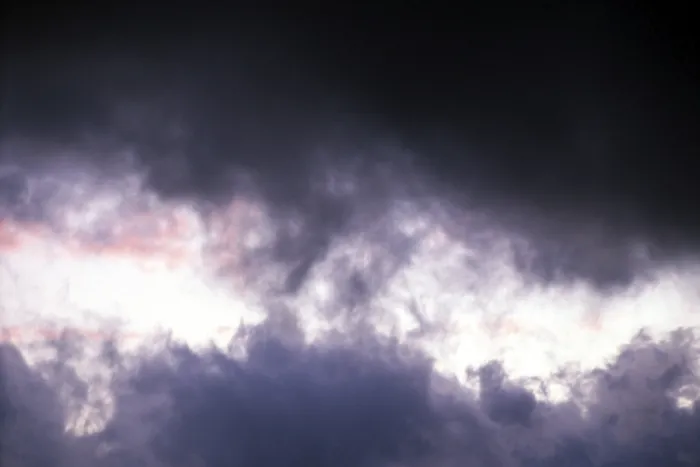 Gerahmter Druck : Lücke in einer dunklen Wolkenbildung. Gerahmter Druck : Lücke in einer dunklen Wolkenbildung.