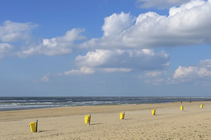Gerahmter Druck : Mülltonnen am Strand im Frühling.