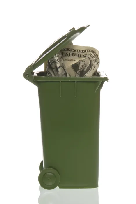Gerahmter Druck : Müllcontainer mit Dollar-Scheinen. Gerahmter Druck : Müllcontainer mit Dollar-Scheinen.