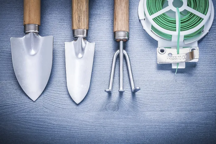 Gerahmter Druck : Zwei Gartenhacken Gabel und Draht. Gerahmter Druck : Zwei Gartenhacken Gabel und Draht.