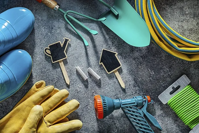 Gerahmter Druck : Gartengeräte-Set auf dunklem Hintergrund, flache Aufnahme. Gerahmter Druck : Gartengeräte-Set auf dunklem Hintergrund, flache Aufnahme.