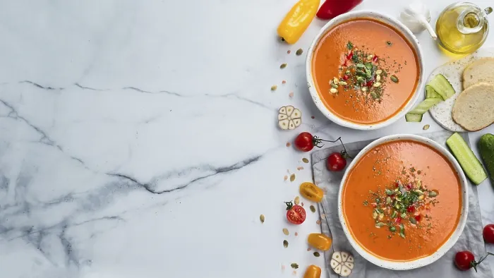 Gerahmter Druck : Gaspacho-Suppe auf weißem Marmortisch. Gerahmter Druck : Gaspacho-Suppe auf weißem Marmortisch.