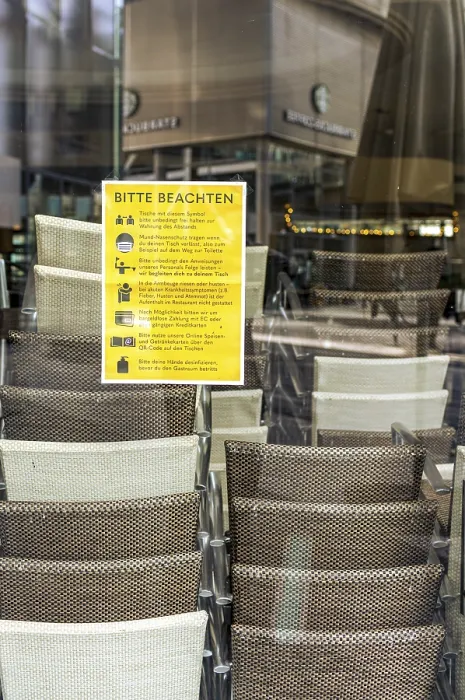 Gerahmter Druck : Gastronomie im Lockdown vor einem Jahr. Gerahmter Druck : Gastronomie im Lockdown vor einem Jahr.