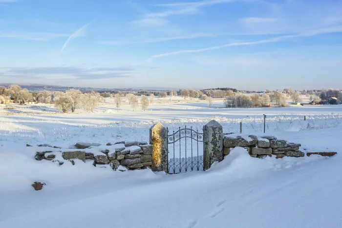 Gerahmter Druck : Tor an einer Steinmauer bedeckt mit Schnee. Gerahmter Druck : Tor an einer Steinmauer bedeckt mit Schnee.