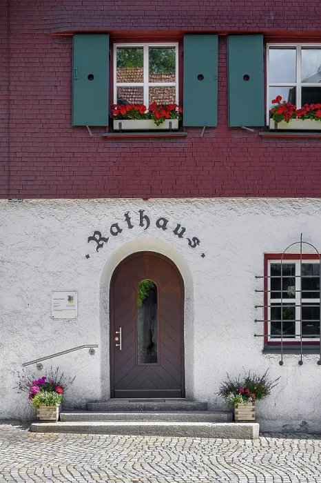 Gerahmter Druck : Tor und Fenster am Rathaus Gerahmter Druck : Tor und Fenster am Rathaus