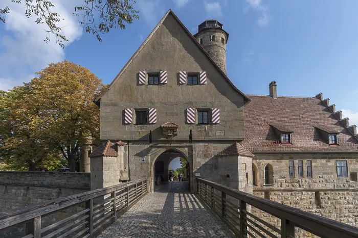 Gerahmter Druck : Torhaus mit Brücke über den Graben Gerahmter Druck : Torhaus mit Brücke über den Graben