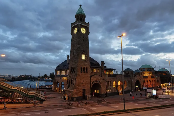 Gerahmter Druck : Wasserturm, Uhrenturm an der Elbe Gerahmter Druck : Wasserturm, Uhrenturm an der Elbe