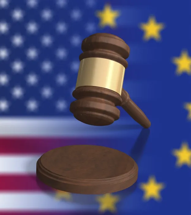 Gerahmter Druck : Gavel vor EU- und US-Flagge. Gerahmter Druck : Gavel vor EU- und US-Flagge.
