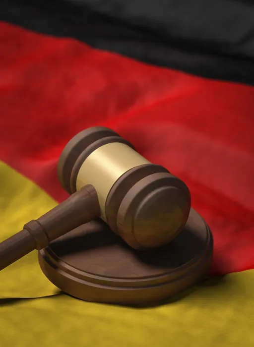 Gerahmter Druck : Ein Gavel auf der deutschen Flagge Gerahmter Druck : Ein Gavel auf der deutschen Flagge