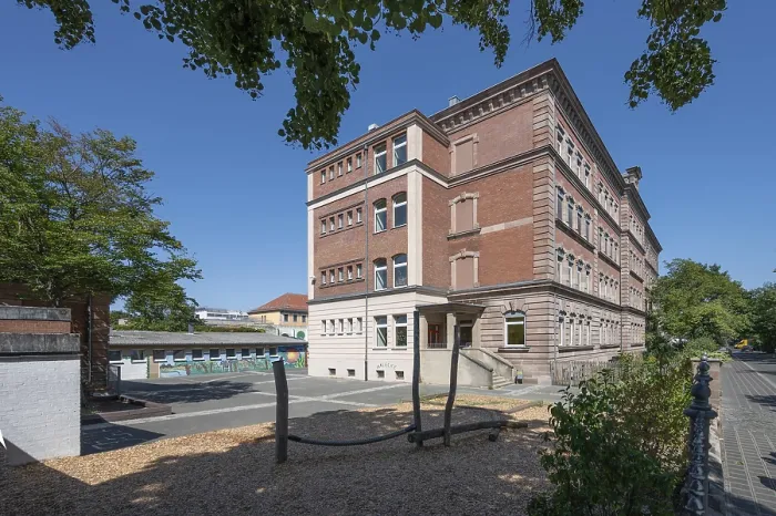 Gerahmter Druck : Allgemeiner Blick auf die Sielschule. Gerahmter Druck : Allgemeiner Blick auf die Sielschule.