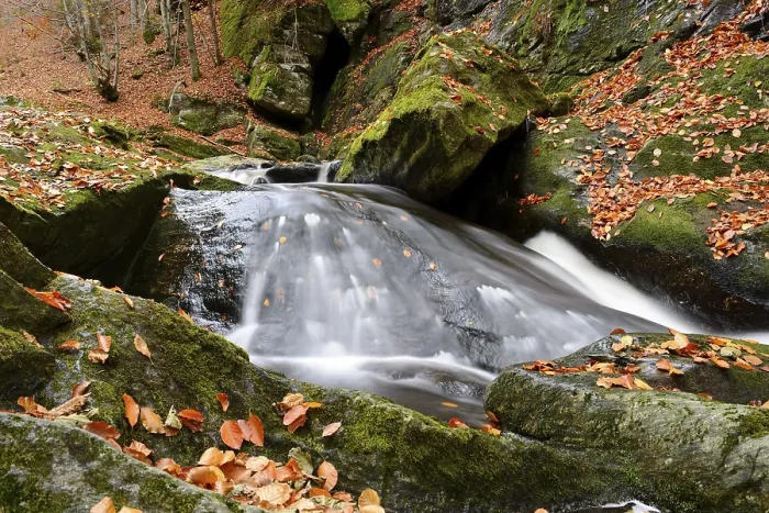 Gerahmter Druck : Ein sanfter Wasserfall in einem Bach. Gerahmter Druck : Ein sanfter Wasserfall in einem Bach.